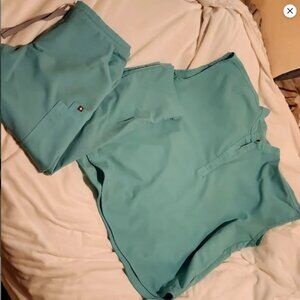 Figs - Rafaela Oversized Scrub Top and Livingston Petite Basic Scrub Pant